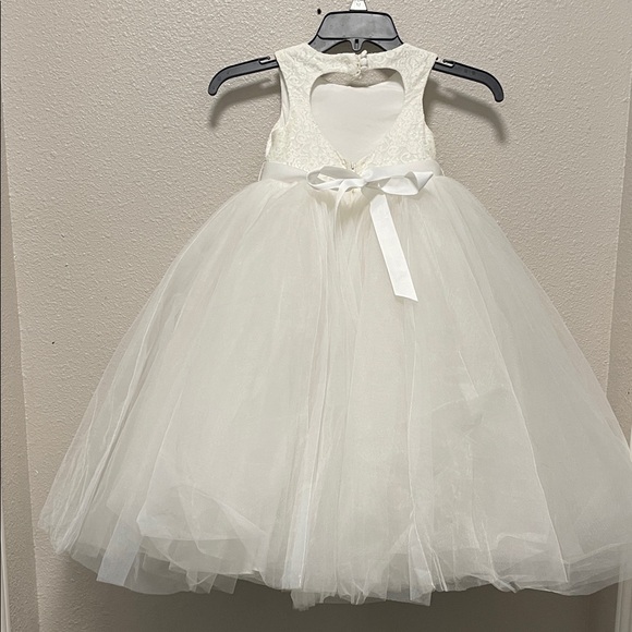 David's Bridal
David's Bridal Ball Gown Flower Girl
Dress with Heart Cutout -4T - Picture 3 of 9